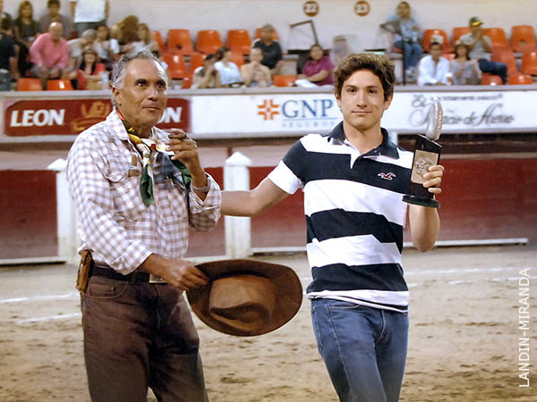 Diego Emilio con la Oreja de Plata