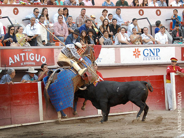 Rivera, levantado en vilo