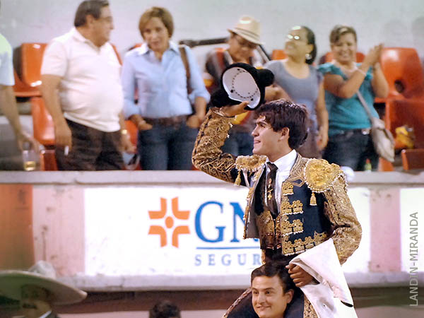 Fue a pasear en volandas a la feria