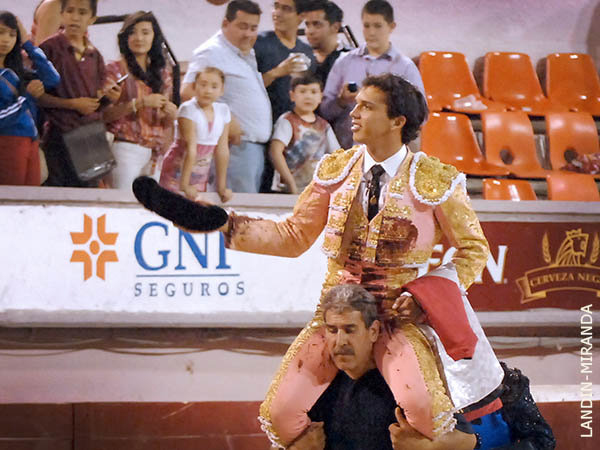 Se retir� del albero en volandas