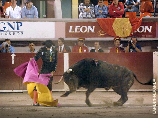 Se limit� a escuchar algunas palmas