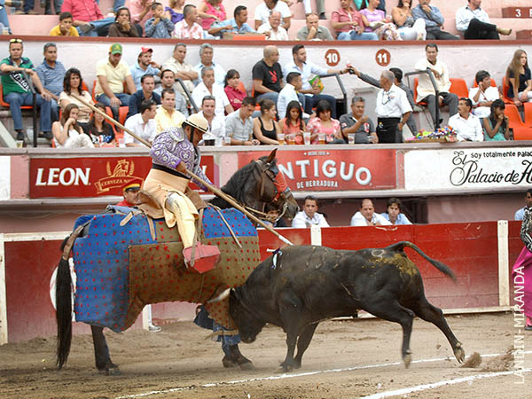 Chivas, oficiando con la lanza