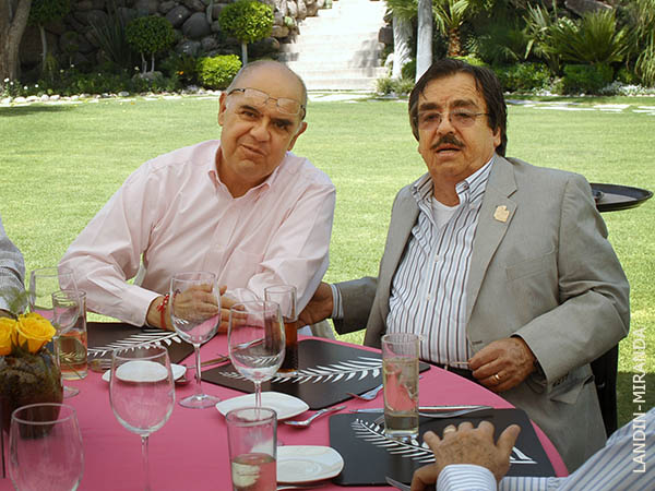 En la mesa de Manolo Ram�rez