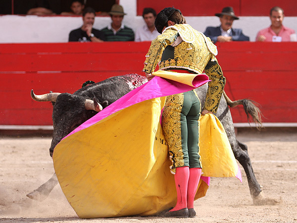 Bonito lance a pies juntos