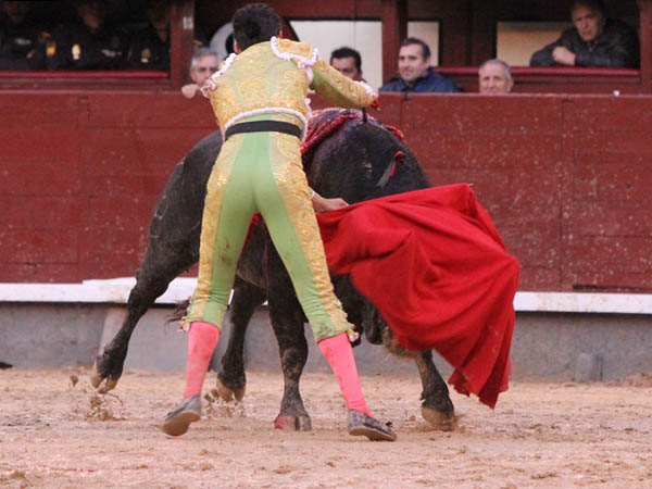 Volvi� igualar al toro y se tir�