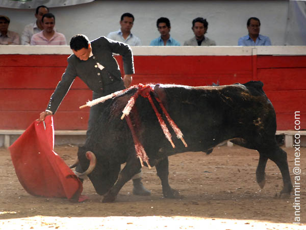 Con la mano en la cintura