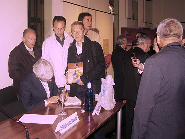 El maestro Constante, libro en mano