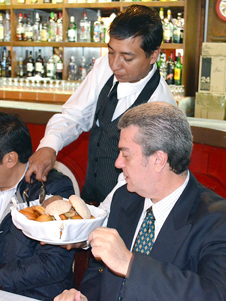 Locken escoge un panecillo