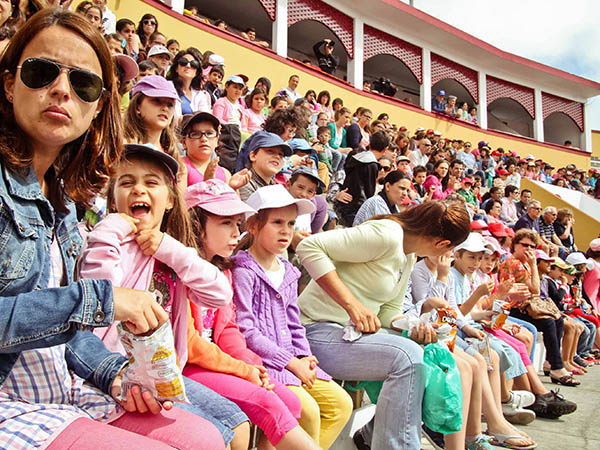 Barreras abarrotadas de ni�os