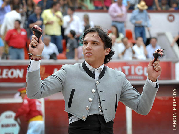 Dos orejas y sali� en hombros