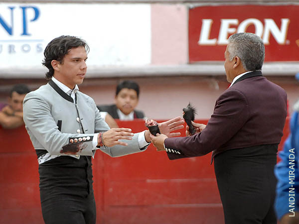 Las dos orejas para Mario