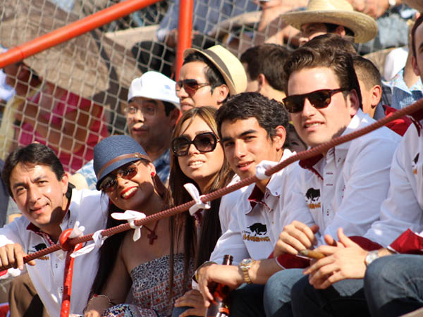 Los j�venes en las barreras