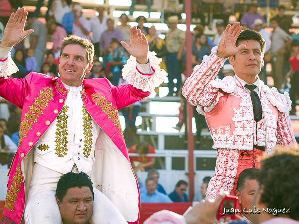 Los triunfadores en volandas