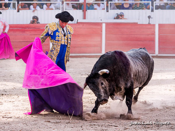 Soltando una punta del percal