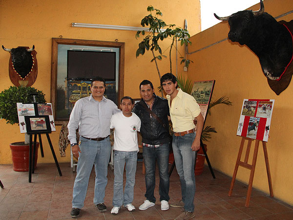 Los curadores de la exposicion