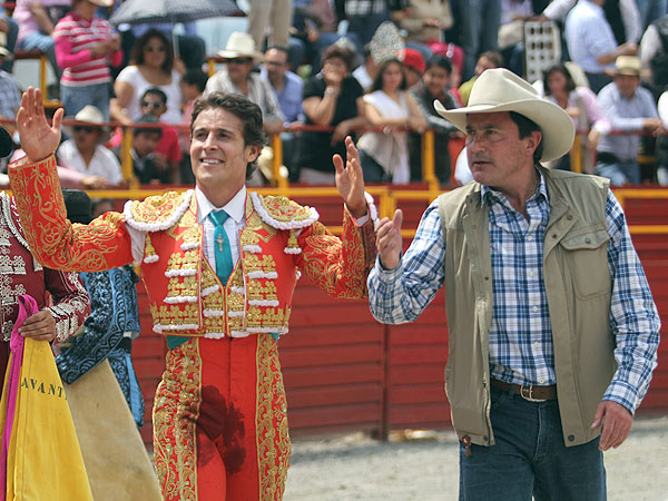 Dos orejas y vuelta con el ganadero