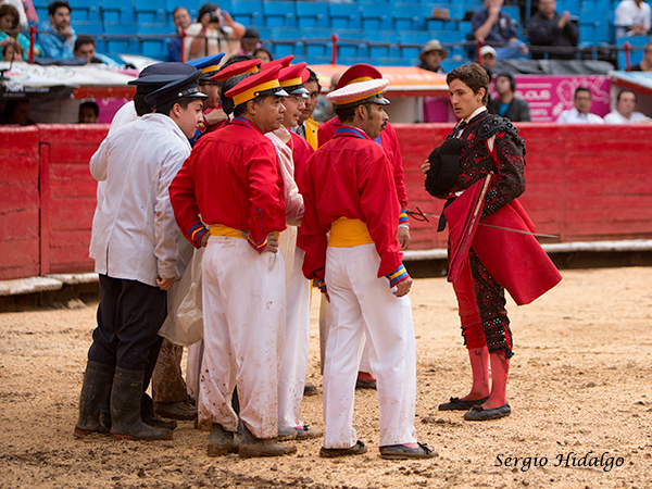 Brindando a los monosabios