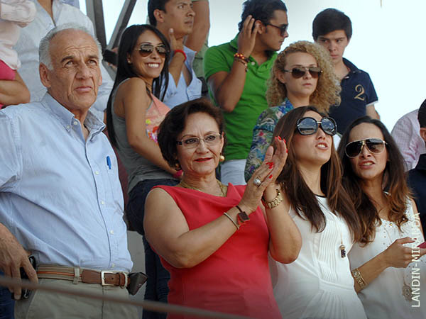 Los Salas Luj�n en sus barreras