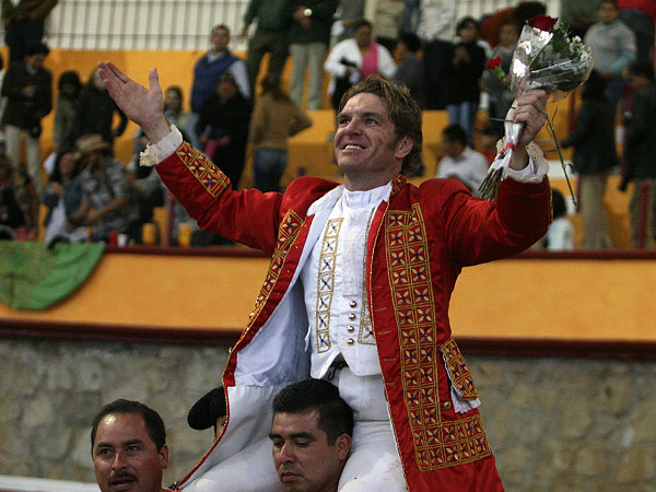 A hombros, triunfador