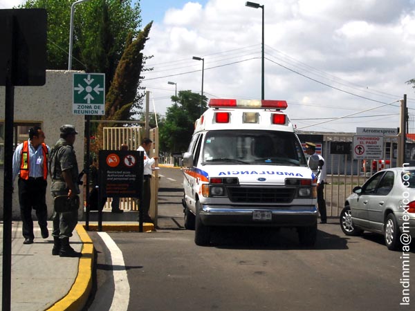 La ambulancia sale del hangar