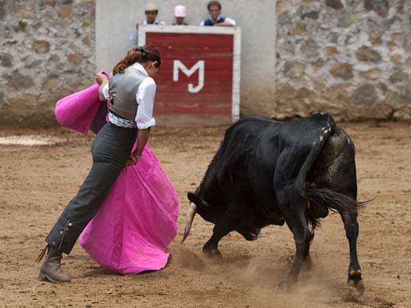 Vanessa Montoya con el capote
