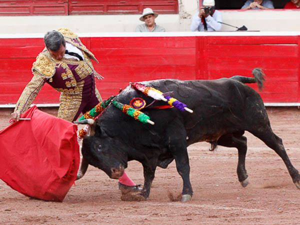 Jaleado por ambos lados
