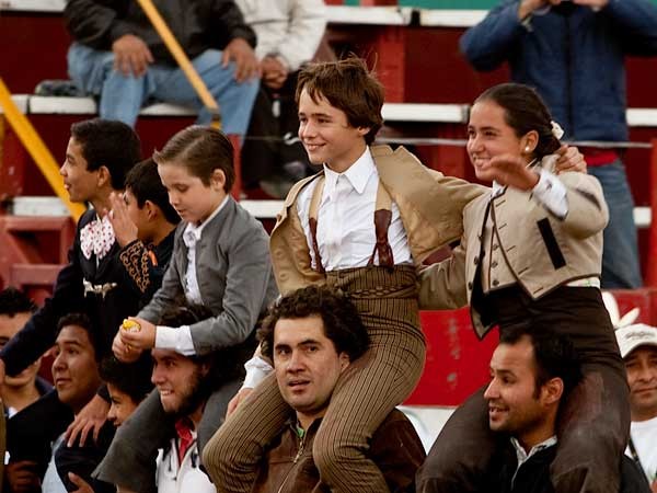 Los ni�os a hombros