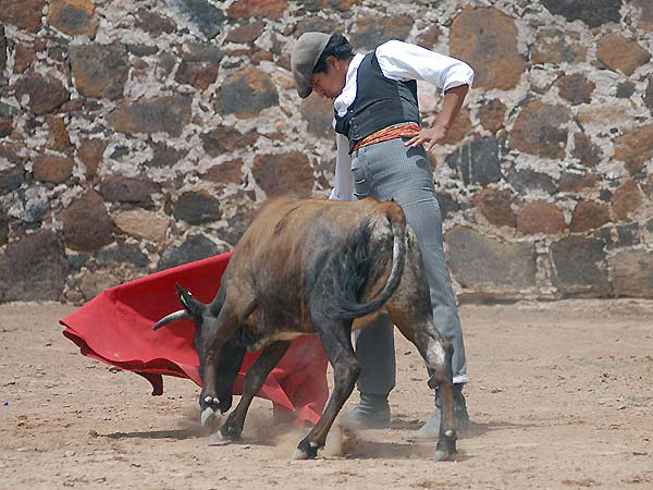 Se acomod� con la derecha