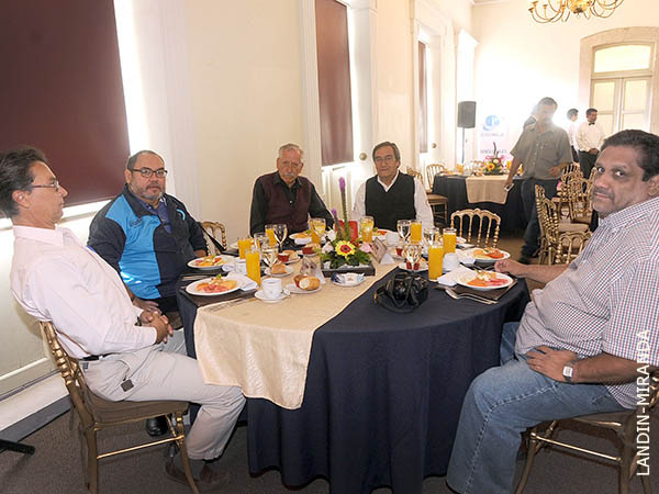 Mesa de comunicadores