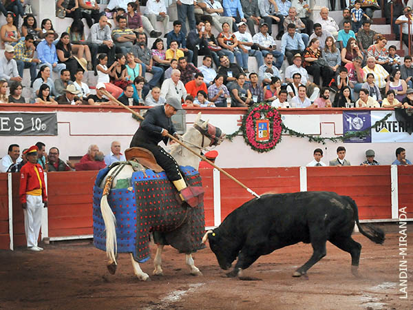 Juan Cobos lo prende del morrillo