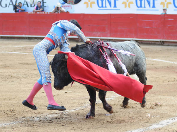 Muy en corto y por derecho