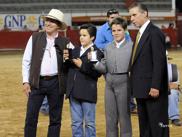 Orgullosos presumen las preseas