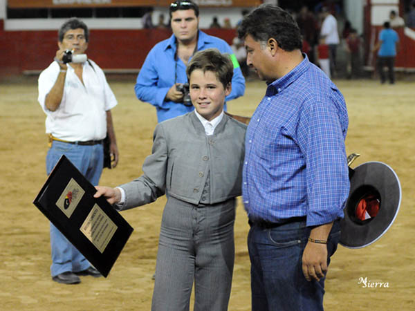 Jorge L�pez entrega el trofeo