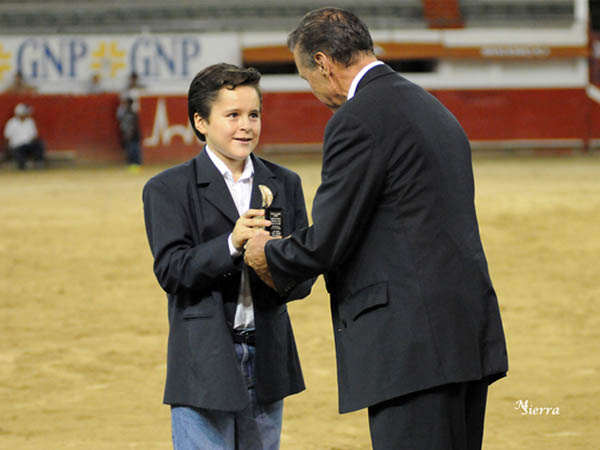 Garibay recibe su oreja