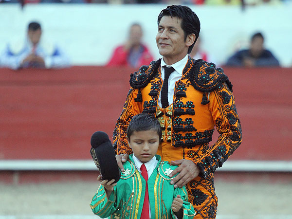 Y saludo con su idolo la ovaci�n