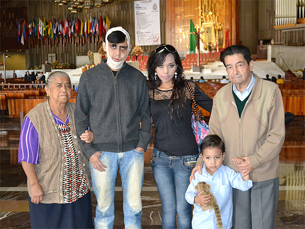 Junto a sus padres, esposa e hijo