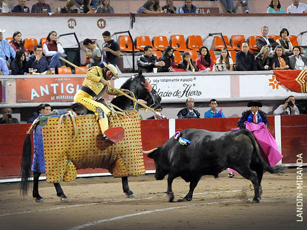 Cruz Prado, chorreando la vara