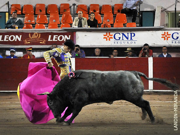 Arturo Mac�as saluda al segundo