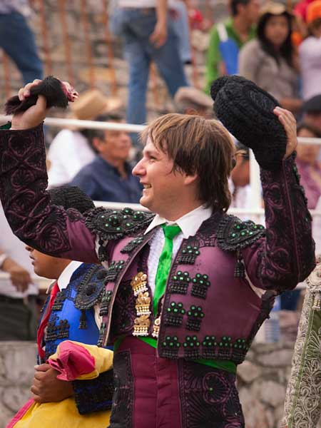 Con la oreja del segundo