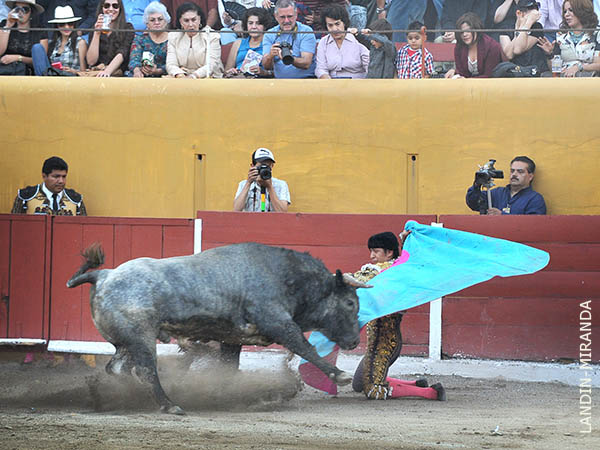 El Zapata saluda al cuarto