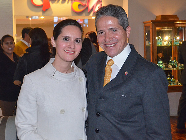 Antonio Urrutia y esposa