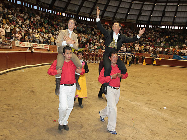 Veterano y ni�o, a hombros