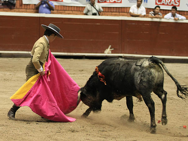 Juan Pablo LLaguno con la capa