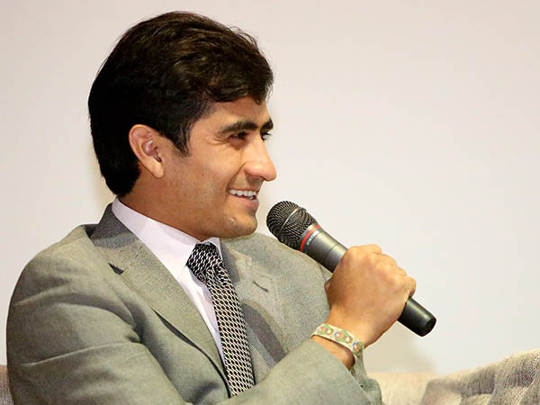 Adame al micr�fono