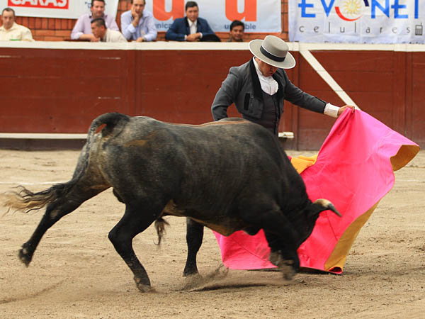 Bien Manolo Mej�a de capa