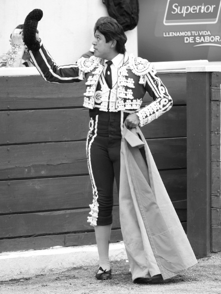 Gabriel Caza, saludando