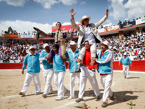 Fandi y Jos� Luis Cobo en volandas