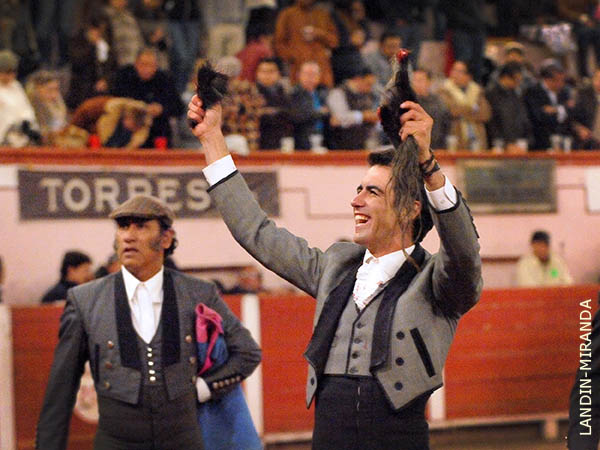 Triunfo de rabo y trofeo en disputa