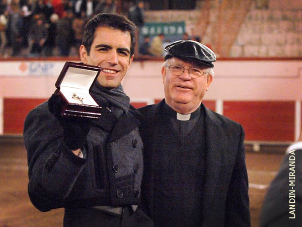 Monse�or entrega el escapulario