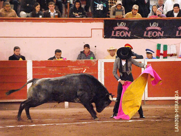 Arturo Mac�as saluda a 